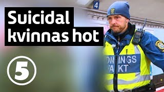 Tunnelbanan  Självmordsbenägen kvinna hotar att hoppa framför ett tåg [upl. by Elberta]