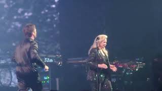 David Hallyday et Sylvie Vartan  Quelque chose de Tennessee  Paris  12112024 [upl. by Darraj]