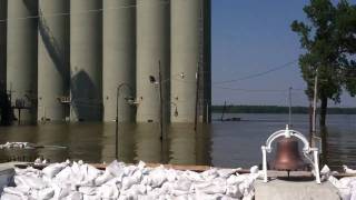 Mississippi River Flood Wall at Historic Record Level Caruthersville MO 2011 [upl. by Allrud]