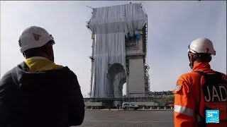 Arc de Triomphe à Paris  le monument transformé en oeuvre dart de Christo • FRANCE 24 [upl. by Holmun]