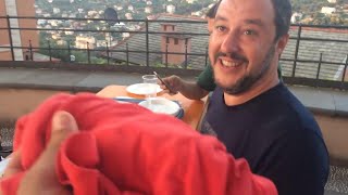 Immigrati Salvini rifiuta la maglietta quotDi rosso ho solo il vinoquot [upl. by Sand]