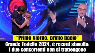 Grande Fratello 2024 i due concorrenti non si trattengono “Primo giorno primo bacio” [upl. by Yrod636]