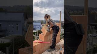 HOW TO GIEBEL MAUERN 👷🏼‍♀️😎 baustelle tutorial shorts handwerk [upl. by Ettenrahc234]