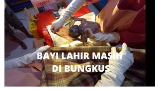 BAYI LAHIR MASIH DI BUNGKUS DENGAN SELAPUT AIR KETUBAN [upl. by Gasperoni280]