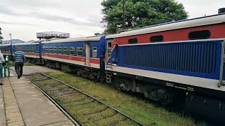 Badulla to colombo experience train in sri lanka in bandarawela railway station [upl. by Anileva]