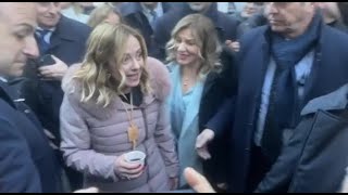 Giorgia Meloni ad Aosta tra selfie e quotBella Ciaoquot [upl. by Gilly]