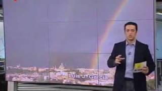 Un precioso arco iris doble enmarca la ciudad de Madrid [upl. by Issirk228]