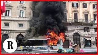 Roma bus Atac in fiamme in via del Tritone lo scoppio e la fuga [upl. by Nirok]