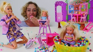 Spiel mit Puppen Nicoles Arbeitsagentur Barbie arbeitet im Kindergarten [upl. by Emelen243]