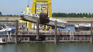 Gezonken cementschip geborgen in haven Hansweert [upl. by Yenot479]