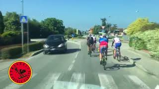 CESENA Ciclisti in gruppo rallentano il traffico scattano insulti e improperi [upl. by Reece]