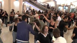 Afterwork Salsa dans le métro Bibliothèque François Mitterand  wwwsalsaguidefr [upl. by Tabib]