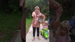 monyet dikasih es batu 🧊 funny shorts [upl. by Nolyaw151]