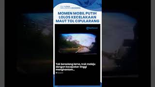 Video Detikdetik Mobil Sedan Putih Lolos Kecelakaan Maut Tol Cipularang Banting Setir ke Kiri [upl. by Regnig]