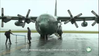 Avião da FAB com corpos de brasileiros chega a Chapecó [upl. by Hicks]