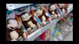 Funny monkey toys in ToysRUsCiekawa zabawka w sklepie ToysRus [upl. by Salokkin]