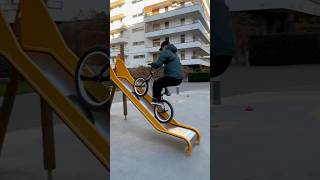 Wjechał rowerem na zjeżdżalnie 🤯 bike bmxtricks mtb bmx bikelife bmxbike fun funny viral [upl. by Adda]