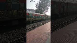 Train journey 🎶 Kolkata Jammu Tavi 13151 or 13152 at platform number 3 750 am Koderma Junction [upl. by Ettenuahs]