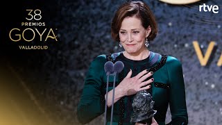 SIGOURNEY WEAVER recibe el GOYA INTERNACIONAL  Premios Goya 2024 [upl. by Ainoloppa]