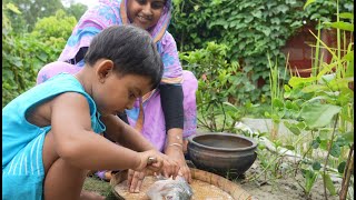 বৃষ্টির দিনে মা মেয়ের ইলিশ কচু রান্না  Village life with Shampa [upl. by Nospmis450]