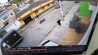 Ladrones en Ipiales Nariño Intentan robar motocicleta [upl. by Anahsahs760]