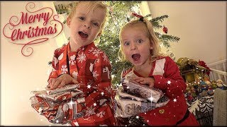 CHRiSTMAS PRESENTS CHALLENGE 🎁 Bellinga Familie Vloggers 1211 [upl. by Geminian]