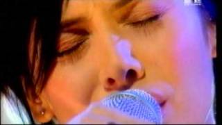 Natalie Imbruglia  Smoke Live 1998 [upl. by Nhguaval98]