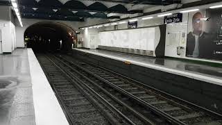 MF67  Arrêt à la station Avenue Émile Zola sur la ligne 10 du métro parisien [upl. by Brodeur297]