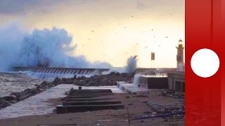 Tempête sur lAtlantique une vidéo montre la fureur des vagues au Portugal [upl. by Whipple]