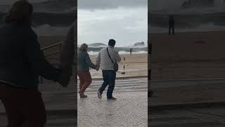 Assistindo as ondas gigantes de Nazaré pela praia da vila gigantesdenazaré [upl. by Noislla]