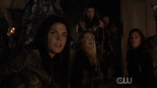 The 100 4x01 Clarke almost gets killed [upl. by Akvir]