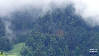 Wolkenverhangene Alpspitze im Wettersteingebirge Wahrzeichen GarmischPartenkirchen Kalkalpen [upl. by Alien]