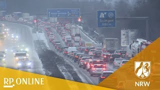 Wetter Schnee in NRW sorgt für Stau und Unfälle [upl. by Arymat]