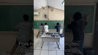 ALUNOS NA ESCOLA😂😱 Chamei o japa para fugimos da escola youtubeshorts shorts escola [upl. by Afnin]