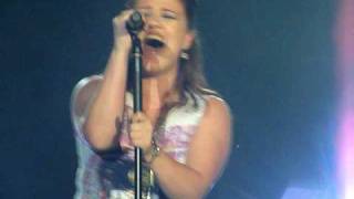 Kelly Clarkson quotWhyyawannabringmedownquot Louisville KY 82009 [upl. by Dallman]