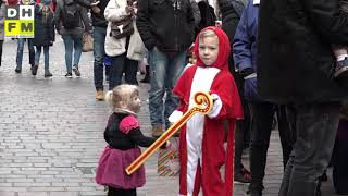 Sinterklaas komt aan in Den Haag • Haagse handhavers mogen hoofddoek dragen kabinet blokkeert dit [upl. by Stargell]