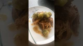 Saftiges Pulled Pork auf Röstbrot mit Rosenkohl foodie foodideas shortsvideo [upl. by Guinevere]