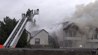 Brand am Reihenhaus in Hagen greift auf Nachbarhaus über [upl. by Bayless]