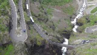 Rygging av buss i Trollstigen i Norge Norway [upl. by Debbee]