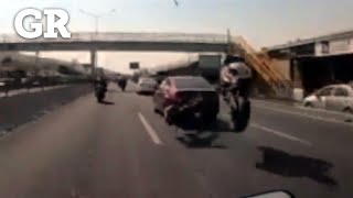 Hace moto pirueta y se estrella con auto  Monterrey [upl. by Hukill274]