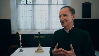 Father Andrew shows us around the Whitgift Almshouses Chapel [upl. by Nylcoj]