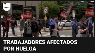 Trabajadores hispanos entre los más afectados por la huelga de guionistas de cine y televisión [upl. by Cralg39]