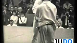 JUDO 1961 World Championships Anton Geesink NED  Hitoshi Koga JPN [upl. by Nonregla]