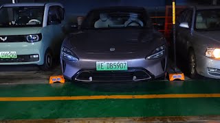 Parking test of Xiaomi SU7 in ultranarrow mechanical parking spaces [upl. by Epuladaugairam]