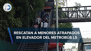 Rescatan a dos menores atrapados en elevador de Metrobús de CdMx quotnadie nos escuchabaquot [upl. by Yrok]