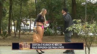 Gata tem a saia roubada no meio da rua e rapaziada acaba pagando o pato [upl. by Irrehc]