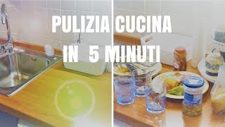 COME PULIRE LA CUCINA IN SOLI 5 MINUTI Pulizie di casa veloci [upl. by Gonyea]