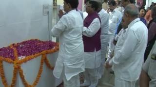 Guj CM pays floral tribute to Shri Indulal Yagnik at Vidhan Sabha podium [upl. by Mcknight]