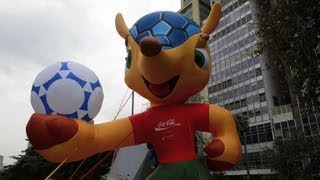 Mascote da Copa no centro de SP [upl. by Lucas]