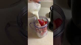 Strawberry Banana Smoothie Weight Watcher Friendly [upl. by Post723]